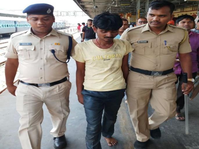 Child kidnapping attempt at Nandurbar railway station is in vain | नंदुरबार रेल्वे स्थानकावर बालकाचा अपहरणाचा प्रयत्न फसला Child kidnapping attempt at Nandurbar railway station is in vain | नंदुरबार रेल्वे स्थानकावर बालकाचा अपहरणाचा प्रयत्न फसला