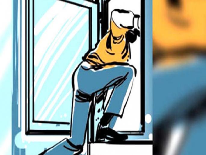 The accused absconding from police custody; Pushing the police, he jumped out of the window | आरोपीने चौकीतून ठोकली धूम; पोलिसाला धक्का देऊन खिडकीतून उडी मारून पलायन The accused absconding from police custody; Pushing the police, he jumped out of the window | आरोपीने चौकीतून ठोकली धूम; पोलिसाला धक्का देऊन खिडकीतून उडी मारून पलायन