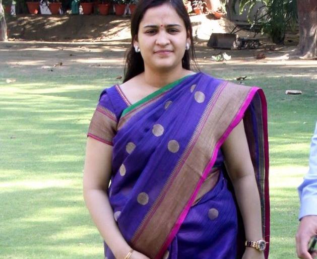 VIDEO - Mulayam Singh Yadav's Sunbai dance on 'Ghumar' song in Padmavati, threatens social media | VIDEO - मुलायम सिंह यादव यांच्या सूनबाईंनी पद्मावतीमधील 'घुमर' गाण्यावर केला डान्स, सोशल मीडियावरुन धमकी