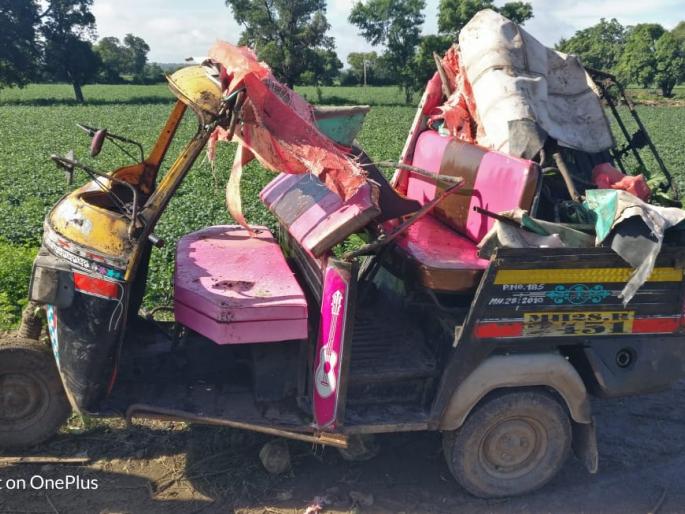 Snake in autorickshaw, kills laborer, injures four | धावत्या ऑटोरिक्षात निघाला साप; ऑटोरिक्षा उलटून मजूर ठार, चौघे जखमी Snake in autorickshaw, kills laborer, injures four | धावत्या ऑटोरिक्षात निघाला साप; ऑटोरिक्षा उलटून मजूर ठार, चौघे जखमी
