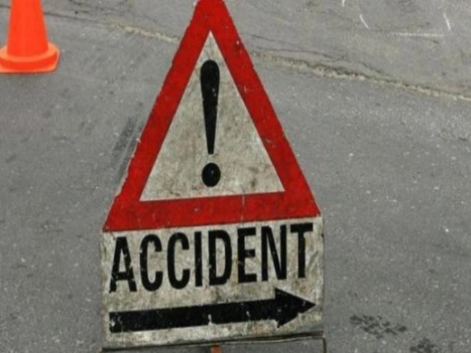 Unidentified elderly injured due to sacking under the railway platform in Jalgaon | जळगावात रेल्वे फलाटाखाली पाय टाकून बसल्याने अनोळखी वृद्ध जखमी Unidentified elderly injured due to sacking under the railway platform in Jalgaon | जळगावात रेल्वे फलाटाखाली पाय टाकून बसल्याने अनोळखी वृद्ध जखमी