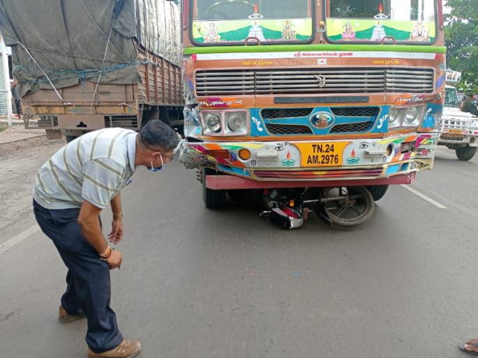 Pune: A 25-year-old youth was killed and another seriously injured in a truck collision on Nashik-Nashik highway | पुणे - नाशिक महामार्गावर ट्रकच्या धडकेत २५ वर्षीय युवक जागीच ठार, तर एक गंभीर जखमी Pune: A 25-year-old youth was killed and another seriously injured in a truck collision on Nashik-Nashik highway | पुणे - नाशिक महामार्गावर ट्रकच्या धडकेत २५ वर्षीय युवक जागीच ठार, तर एक गंभीर जखमी