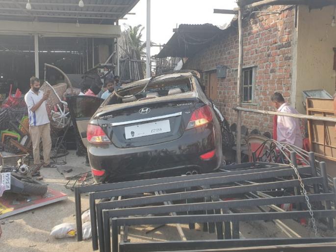 The thrill of speed, when the beat is on the soul; Bhardhav vehicle entered the shop at Punawale | वेगाचा थरार, बेतला असता जिवावर; पुनावळे येथे भरधाव वाहन घुसले दुकानात  The thrill of speed, when the beat is on the soul; Bhardhav vehicle entered the shop at Punawale | वेगाचा थरार, बेतला असता जिवावर; पुनावळे येथे भरधाव वाहन घुसले दुकानात