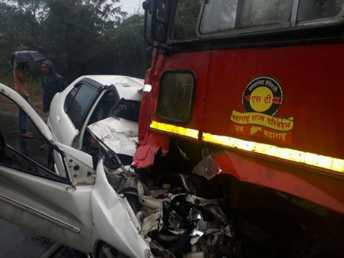 The bus catches face-to-face with a face-to-face: The incident near Atete village | बस-चारचाकीची समोरासमोर धडक : आष्टे गावाजवळ घटना The bus catches face-to-face with a face-to-face: The incident near Atete village | बस-चारचाकीची समोरासमोर धडक : आष्टे गावाजवळ घटना