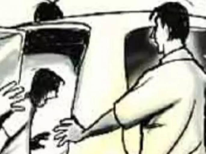 Shirol police arrested four persons in connection with the kidnapping of a school girl | Kolhapur: शाळकरी मुलींचे अपहरण करण्याचा प्रयत्न, पोलिसांनी सीसीटीव्ही फुटेज वरुन शोध घेत आवळल्या आरोपींच्या मुसक्या Shirol police arrested four persons in connection with the kidnapping of a school girl | Kolhapur: शाळकरी मुलींचे अपहरण करण्याचा प्रयत्न, पोलिसांनी सीसीटीव्ही फुटेज वरुन शोध घेत आवळल्या आरोपींच्या मुसक्या