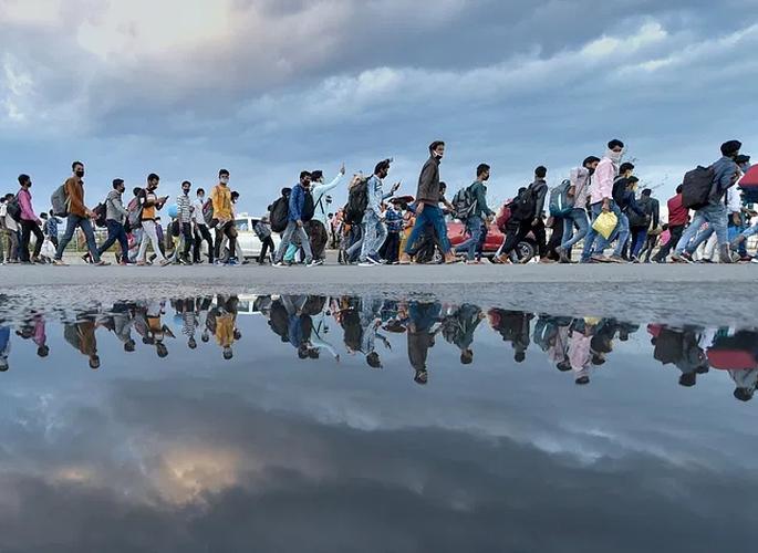 The abducted minor girl was found walking from Mumbai to the village MMG | मुंबईहून गावाकडे पायी जाताना अपहरण, पोलिसांच्या प्रयत्नानं अल्पवयीन मुलगी सापडली The abducted minor girl was found walking from Mumbai to the village MMG | मुंबईहून गावाकडे पायी जाताना अपहरण, पोलिसांच्या प्रयत्नानं अल्पवयीन मुलगी सापडली