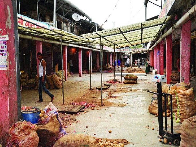 CoronaVirus Lockdown: Strict Restrictions Decline Market Commissions, Crowds Under Control | CoronaVirus Lockdown : कडक निर्बंधांमुळे बाजार समितीमध्येही आवक घटली, पाचही मार्केटमधील गर्दी नियंत्रणात CoronaVirus Lockdown: Strict Restrictions Decline Market Commissions, Crowds Under Control | CoronaVirus Lockdown : कडक निर्बंधांमुळे बाजार समितीमध्येही आवक घटली, पाचही मार्केटमधील गर्दी नियंत्रणात