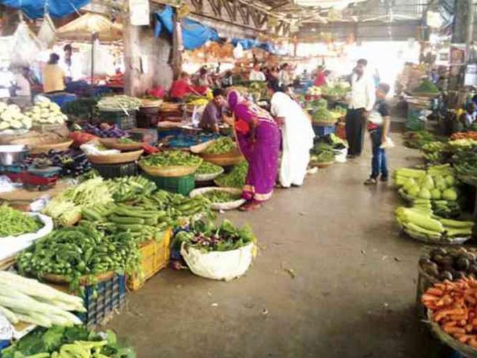 Municipal Corporation, police obstruction in sale of agricultural commodities; Warning of farmers' agitation | शेतमाल विक्रीत मनपा, पोलिसांचा अडसर ; शेतकऱ्यांचा आंदोलनाचा इशारा Municipal Corporation, police obstruction in sale of agricultural commodities; Warning of farmers' agitation | शेतमाल विक्रीत मनपा, पोलिसांचा अडसर ; शेतकऱ्यांचा आंदोलनाचा इशारा