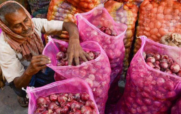 Onion arrives in Solapur; The price per quintal was 3 thousand | सोलापुरात कांद्याची आवक वाढली; प्रति क्विंटल भाव मिळाला १२ हजार Onion arrives in Solapur; The price per quintal was 3 thousand | सोलापुरात कांद्याची आवक वाढली; प्रति क्विंटल भाव मिळाला १२ हजार