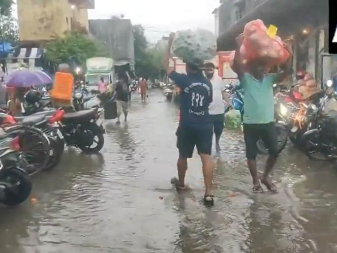 Fruit prices fall due to heavy rains vegetables also remain stable | पावसामुळे फळांचे दर घसरले; भाजीपालाही राहिला शिल्लक, एपीएमसीत ग्राहकांनी फिरविली पाठ Fruit prices fall due to heavy rains vegetables also remain stable | पावसामुळे फळांचे दर घसरले; भाजीपालाही राहिला शिल्लक, एपीएमसीत ग्राहकांनी फिरविली पाठ