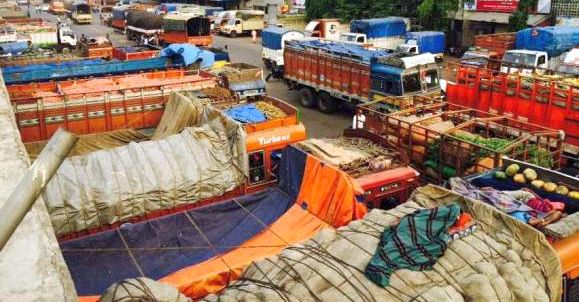 Turning grocery business due to super markets | सुपर मार्केटस्मुळे किराणा व्यवसाय अडचणीत Turning grocery business due to super markets | सुपर मार्केटस्मुळे किराणा व्यवसाय अडचणीत