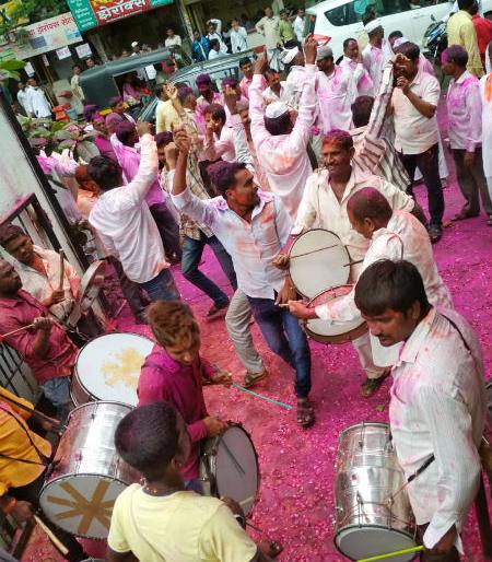 Dilip Mane group dominates the Solapur Bazar committee elections? | सोलापूर बाजार समिती निवडणुकीत दिलीप माने गटाचे वर्चस्व ! Dilip Mane group dominates the Solapur Bazar committee elections? | सोलापूर बाजार समिती निवडणुकीत दिलीप माने गटाचे वर्चस्व !