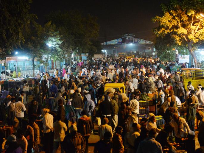 Solapur of the night; Gajabajala market in the smart city of sleeping sugar | रात्रीचं सोलापूर ; साखर झोपेतल्या स्मार्ट सिटीत गजबजला बाजार Solapur of the night; Gajabajala market in the smart city of sleeping sugar | रात्रीचं सोलापूर ; साखर झोपेतल्या स्मार्ट सिटीत गजबजला बाजार