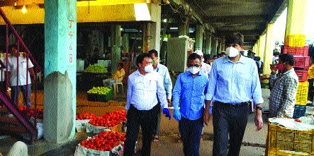 Municipal Commissioner visits APMC | पालिका आयुक्तांची एपीएमसीला भेट Municipal Commissioner visits APMC | पालिका आयुक्तांची एपीएमसीला भेट