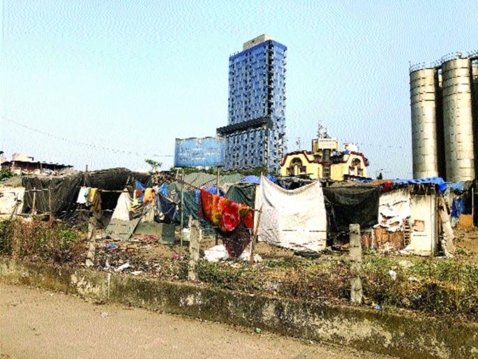 Administration failed to delete slums in APMC | एपीएमसीमधील झोपडपट्टी हटवण्यात प्रशासन अपयशी Administration failed to delete slums in APMC | एपीएमसीमधील झोपडपट्टी हटवण्यात प्रशासन अपयशी