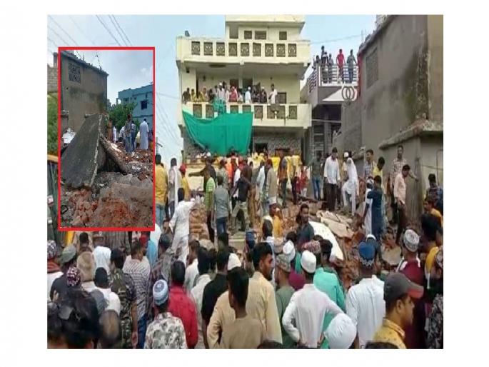 A three-storey building collapsed in Chandrapur; a woman is reported to buried under rubble | बापरे! क्षणार्धात पत्त्यांसारखी कोसळली ३ मजली इमारत; एक महिला ढिगाऱ्याखाली अडकल्याची भीती A three-storey building collapsed in Chandrapur; a woman is reported to buried under rubble | बापरे! क्षणार्धात पत्त्यांसारखी कोसळली ३ मजली इमारत; एक महिला ढिगाऱ्याखाली अडकल्याची भीती