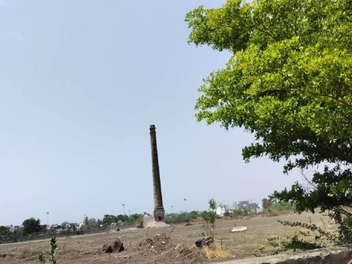 the old chimney of lakshmi vishnu mill which tells the heritage of solapur is finally a piece of history | सोलापुरचा वारसा सांगणारी लक्ष्मी-विष्णू मिलची जुनी चिमणी अखेर इतिहासजमा the old chimney of lakshmi vishnu mill which tells the heritage of solapur is finally a piece of history | सोलापुरचा वारसा सांगणारी लक्ष्मी-विष्णू मिलची जुनी चिमणी अखेर इतिहासजमा