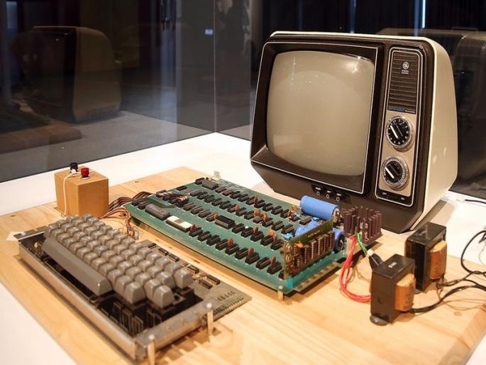 Apple 1 computer sells for 375000 dollar at auction | अॅपल कंपनीच्या पहिल्या कम्प्युटरचा लिलाव, जाणून घ्या किती मिळाली किंमत Apple 1 computer sells for 375000 dollar at auction | अॅपल कंपनीच्या पहिल्या कम्प्युटरचा लिलाव, जाणून घ्या किती मिळाली किंमत