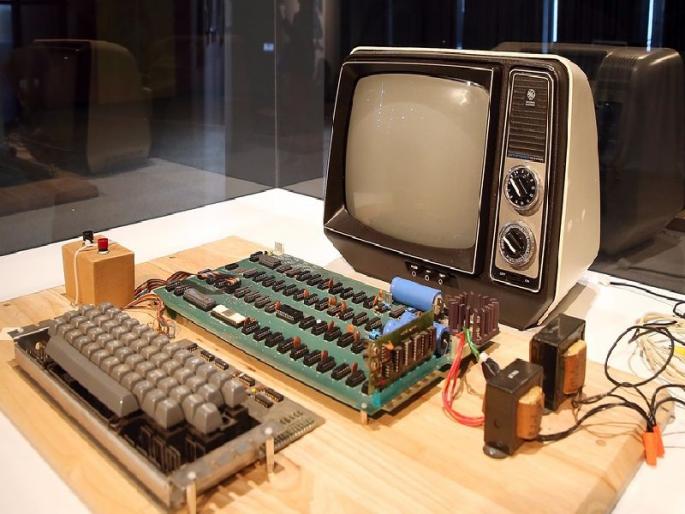 Steve Jobs made Apple 1 computer auction, billions of bills likely to be bid | स्टीव्ह जॉब्स यांनी बनवलेल्या अॅपल 1 कॉम्प्युटरचा होणार लिलाव, कोट्यवधीची बोली लागण्याची शक्यता Steve Jobs made Apple 1 computer auction, billions of bills likely to be bid | स्टीव्ह जॉब्स यांनी बनवलेल्या अॅपल 1 कॉम्प्युटरचा होणार लिलाव, कोट्यवधीची बोली लागण्याची शक्यता