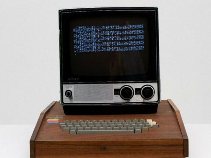 apple 1 computer up for sale on ebay at a whopping price of 1 75 million dollars | काय सांगता? तब्बल 12 कोटींना विकला जाणार अॅपलचा दुर्मिळ संगणक apple 1 computer up for sale on ebay at a whopping price of 1 75 million dollars | काय सांगता? तब्बल 12 कोटींना विकला जाणार अॅपलचा दुर्मिळ संगणक
