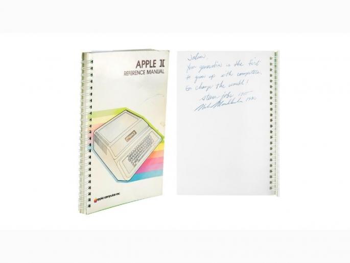 Apple II manual signed by Steve Jobs sells at auction for 787484 us dollers | स्टीव्ह जॉब्स यांची स्वाक्षरी असलेल्या Apple II कंप्यूटर मॅन्युअलचा लिलाव; किंमत वाचून व्हाल हैराण  Apple II manual signed by Steve Jobs sells at auction for 787484 us dollers | स्टीव्ह जॉब्स यांची स्वाक्षरी असलेल्या Apple II कंप्यूटर मॅन्युअलचा लिलाव; किंमत वाचून व्हाल हैराण