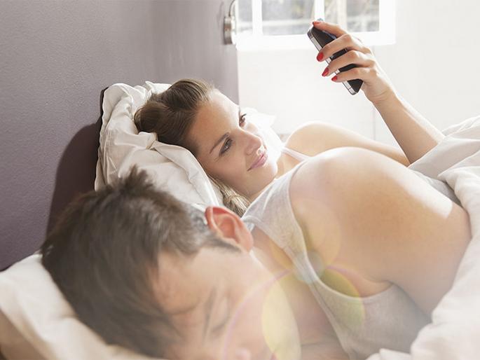 Apple third party contractors used to hear siri users recording | धक्कादायक! लोकांच्या शारीरिक संबंधावेळी केल्या जाणाऱ्या गोष्टी रेकॉर्ड करत होता Apple Siri