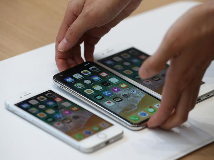 apple may launch foldable smartphone as company reportedly orders samsung display | Apple सुद्धा आणणार फोल्डेबल स्मार्टफोन? सॅमसंगचा डिस्प्ले वापरणार - रिपोर्ट apple may launch foldable smartphone as company reportedly orders samsung display | Apple सुद्धा आणणार फोल्डेबल स्मार्टफोन? सॅमसंगचा डिस्प्ले वापरणार - रिपोर्ट
