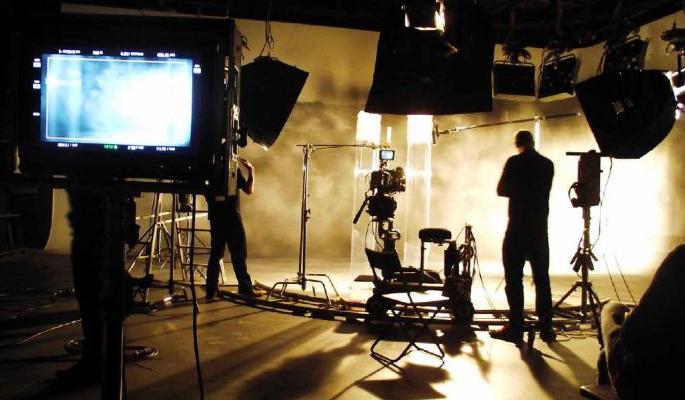 Will there be a lockdown again? Shoot fast! | पुन्हा लॉकडाऊन लागणार का? 'चित्रीकरण वेगाने आटपा'चा इशारा!