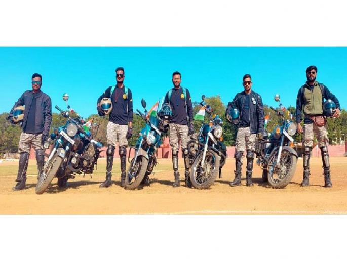 C-60 commandos from Gadchiroli travelled 6,500 km in 22 days; Bike ride in honor of martyred policemen | सी-६० कमांडोंनी पूर्ण केला २२ दिवसांत ६,५०० किमीचा प्रवास; शहीद पोलिसांच्या सन्मानार्थ काढली बाइक यात्रा C-60 commandos from Gadchiroli travelled 6,500 km in 22 days; Bike ride in honor of martyred policemen | सी-६० कमांडोंनी पूर्ण केला २२ दिवसांत ६,५०० किमीचा प्रवास; शहीद पोलिसांच्या सन्मानार्थ काढली बाइक यात्रा