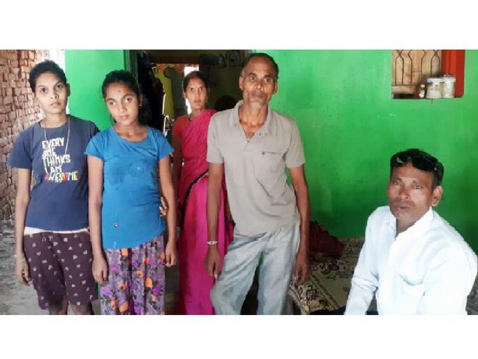 Desperate struggle of disabled parents for daughter's treatment; Government concessions only on paper | मुलीच्या उपचारासाठी दिव्यांग आईवडिलांची केविलवाणी धडपड; शासनाच्या सवलती कागदावरच Desperate struggle of disabled parents for daughter's treatment; Government concessions only on paper | मुलीच्या उपचारासाठी दिव्यांग आईवडिलांची केविलवाणी धडपड; शासनाच्या सवलती कागदावरच