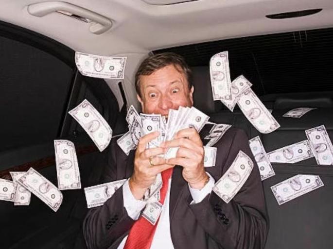 crore rupees cash blown away from moving car highway man wasted parents money | अबब! अचानक हायवेवर नोटांचा पाऊस; चालत्या कारमधून 'त्याने' उडवले दीड कोटींहून जास्त पैसे crore rupees cash blown away from moving car highway man wasted parents money | अबब! अचानक हायवेवर नोटांचा पाऊस; चालत्या कारमधून 'त्याने' उडवले दीड कोटींहून जास्त पैसे