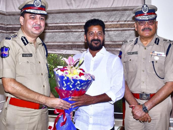 Suspension action after Director General of Police Anjanikumar congratulated A Revanth in Telangana | ‘भावी मुख्यमंत्र्यां’ना बुके देण्याची घाई, पोलिस महासंचालक झाले निलंबित Suspension action after Director General of Police Anjanikumar congratulated A Revanth in Telangana | ‘भावी मुख्यमंत्र्यां’ना बुके देण्याची घाई, पोलिस महासंचालक झाले निलंबित