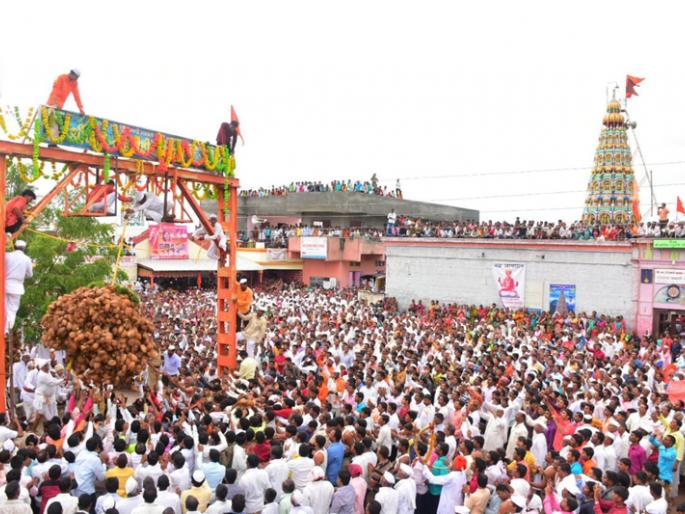 Thousands of devotees attend the 'Shreefalahandi' ceremony in the forest | हजारो भाविकांची उपस्थितीत अरणमध्ये रंगला ‘श्रीफळहंडी’ सोहळा Thousands of devotees attend the 'Shreefalahandi' ceremony in the forest | हजारो भाविकांची उपस्थितीत अरणमध्ये रंगला ‘श्रीफळहंडी’ सोहळा