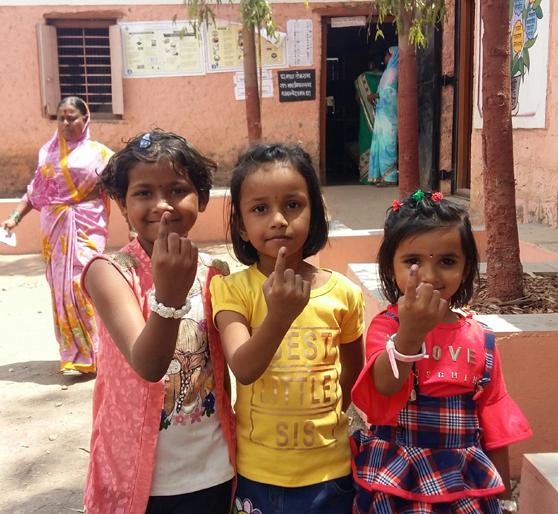 Do not touch our fingers .. Ink for voting. Democracy also got 'Babkadu' | आमच्याही बोटाला लावा ना.. मतदानाची शाई.. लोकशाहीचे असेही मिळाले ‘बाळकडू’