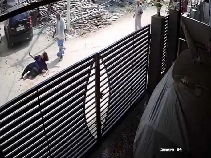 Shocking ... Tamil Nadu Woman Pushed Out Of Moving Car Allegedly By In-Laws | धक्कादायक... पतीने धावत्या गाडीतून पत्नीला फेकले, व्हिडीओ व्हायरल Shocking ... Tamil Nadu Woman Pushed Out Of Moving Car Allegedly By In-Laws | धक्कादायक... पतीने धावत्या गाडीतून पत्नीला फेकले, व्हिडीओ व्हायरल