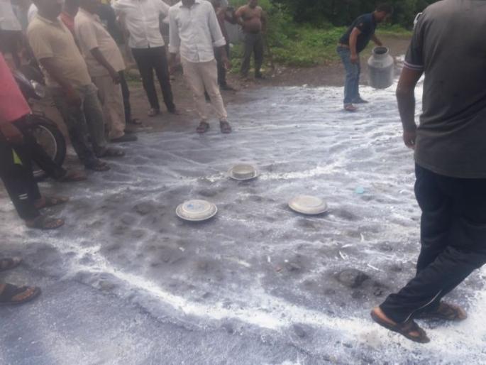 Live Update No Milk Supply In Maharashtra As Farmers' Unions Go On Strike | Milk Supply Live Update - दूध दरवाढ आंदोलन चिघळलं, बुलडाण्यात एसटी बसची तोडफोड Live Update No Milk Supply In Maharashtra As Farmers' Unions Go On Strike | Milk Supply Live Update - दूध दरवाढ आंदोलन चिघळलं, बुलडाण्यात एसटी बसची तोडफोड