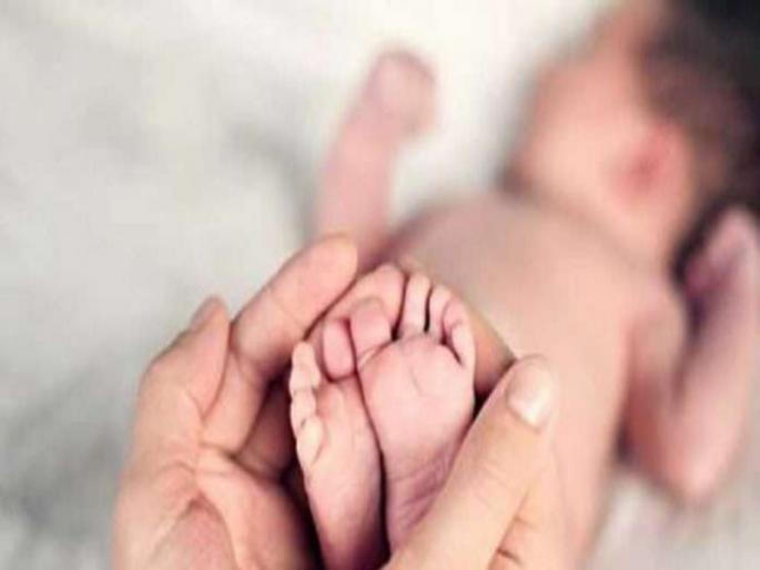 Newborn infant found in plastic bags | प्लास्टिकच्या पिशवीत आढळले नवजात अर्भक Newborn infant found in plastic bags | प्लास्टिकच्या पिशवीत आढळले नवजात अर्भक