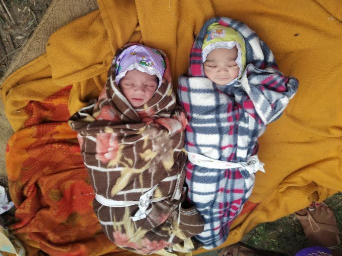 Newborns child are left on a garbage box | मानवतेला कलंक .! दोन नवजात शिशुंना सोडले कचऱ्याच्या ढिगाऱ्यावर 