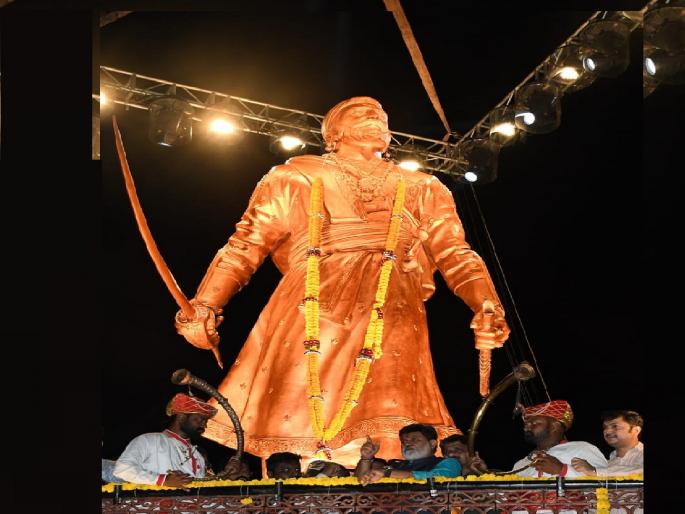 The first Shivaji Maharaj statue in the country was erected in Ratnagiri on the side of the Arabian sea | अरबी समुद्र किनारी रत्नागिरीत उभारला देशातील पहिला शिवपुतळा  The first Shivaji Maharaj statue in the country was erected in Ratnagiri on the side of the Arabian sea | अरबी समुद्र किनारी रत्नागिरीत उभारला देशातील पहिला शिवपुतळा