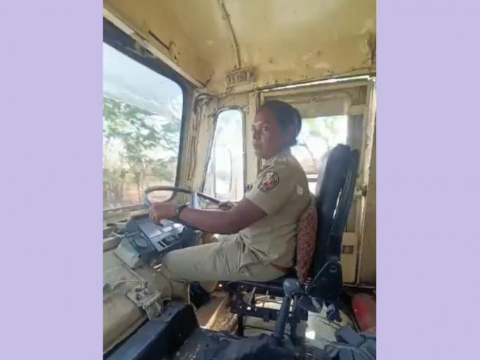 For the first time in the history of ST, a bus was driven by a woman archana atram | ST च्या इतिहासात पहिल्यांदाच महिलेने चालवली बस; सासवड-नीरा मार्गावर पहिली महिला चालक For the first time in the history of ST, a bus was driven by a woman archana atram | ST च्या इतिहासात पहिल्यांदाच महिलेने चालवली बस; सासवड-नीरा मार्गावर पहिली महिला चालक