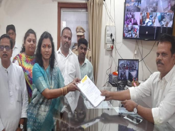 Archana Ghare Parab of NCP Sharad Chandra Pawar Group has filed independent candidature In Sawantwadi Constituency | सावंतवाडीत महाविकास आघाडीत बिघाडी, अर्चना घारे-परब यांनी भरला अपक्ष उमेदवारी अर्ज  Archana Ghare Parab of NCP Sharad Chandra Pawar Group has filed independent candidature In Sawantwadi Constituency | सावंतवाडीत महाविकास आघाडीत बिघाडी, अर्चना घारे-परब यांनी भरला अपक्ष उमेदवारी अर्ज