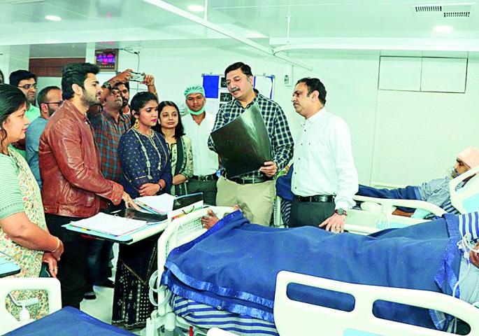 Sairat's Archi interaction with patient | सैराटच्या 'आर्ची'ने साधला रुग्णाशी संवाद Sairat's Archi interaction with patient | सैराटच्या 'आर्ची'ने साधला रुग्णाशी संवाद