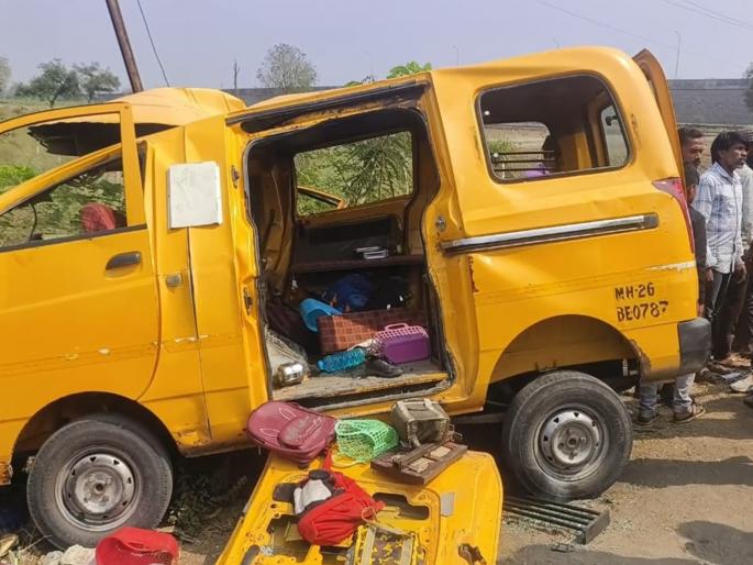 A speeding pickup jeep hits a school van head-on; 11 students including the driver are injured | भरधाव पीकअप जीपची स्कूलव्हॅनला समोरून धडक; चालकासह ११ विद्यार्थी जखमी A speeding pickup jeep hits a school van head-on; 11 students including the driver are injured | भरधाव पीकअप जीपची स्कूलव्हॅनला समोरून धडक; चालकासह ११ विद्यार्थी जखमी