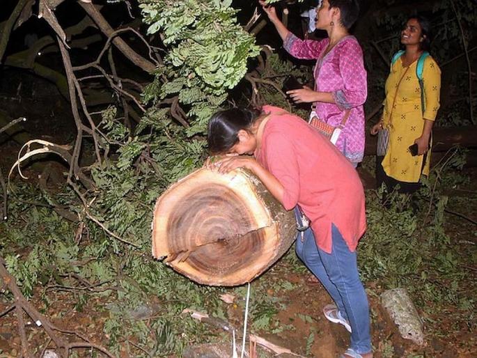 Revoke crimes against ore agitators; Prohibition from the human chain | आरे आंदोलकांवरील गुन्हे मागे घ्या; मानवी साखळीतून निषेध Revoke crimes against ore agitators; Prohibition from the human chain | आरे आंदोलकांवरील गुन्हे मागे घ्या; मानवी साखळीतून निषेध