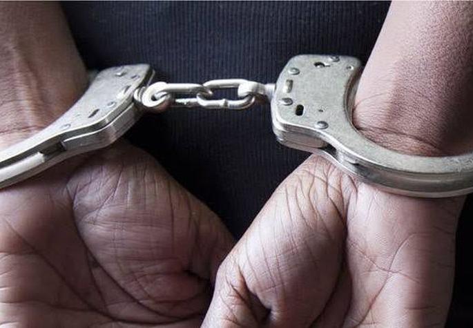 Mumbai: Professor arrested for allegedly cheating old man of Akola | अकोल्यातील वृद्धाची फसवणूक करणाऱ्या मुंबईतील प्राध्यापकास अटक Mumbai: Professor arrested for allegedly cheating old man of Akola | अकोल्यातील वृद्धाची फसवणूक करणाऱ्या मुंबईतील प्राध्यापकास अटक