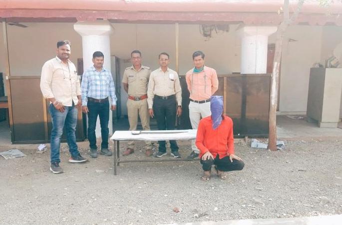 Youth arrested for carrying sword | तलवार घेऊन धुमाकूळ घालणाऱ्या युवकास अटक Youth arrested for carrying sword | तलवार घेऊन धुमाकूळ घालणाऱ्या युवकास अटक