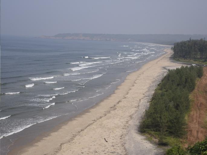 Four drowned in Aare Vare sea in Ratnagiri, One died, three survived  | रत्नागिरीतील आरे-वारे समुद्रात चौघे बुडाले; एकाचा मृत्यू, तिघे बचावले 