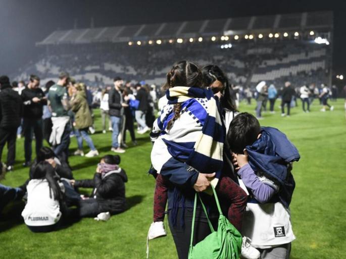 repeat of indonesia incident in argentina football fans clash one dead | अर्जेंटिनामध्ये इंडोनेशियातील घटनेची पुनरावृत्ती; फुटबॉल चाहते भिडले, एकाचा मृत्यू