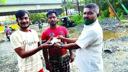 The driver returned the forgotten amount in the rickshaw | रिक्षात विसरलेली रक्कम चालकाने केली परत The driver returned the forgotten amount in the rickshaw | रिक्षात विसरलेली रक्कम चालकाने केली परत