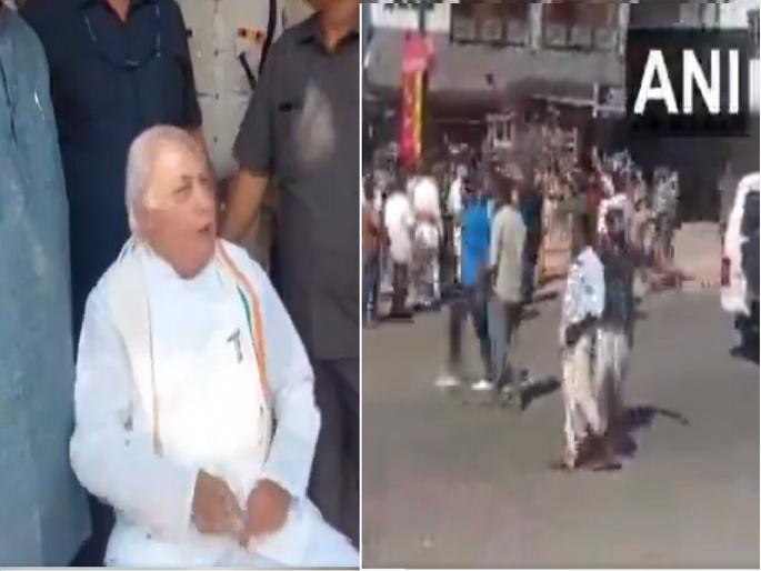 kerala governor arif mohammad khan protesting on roadside in kollam after sfi members waived black flag | राज्यपालांनी चहाच्या दुकानातून खुर्ची घेतली अन् बसले धरणे आंदोलनाला; म्हणाले, "अटक करा अन्यथा..." kerala governor arif mohammad khan protesting on roadside in kollam after sfi members waived black flag | राज्यपालांनी चहाच्या दुकानातून खुर्ची घेतली अन् बसले धरणे आंदोलनाला; म्हणाले, "अटक करा अन्यथा..."